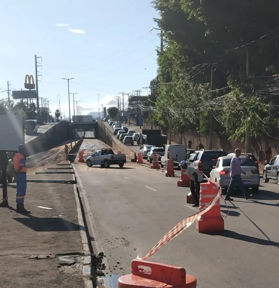 Após ficar interditada, trincheira de Contagem passa por limpeza para ser liberada