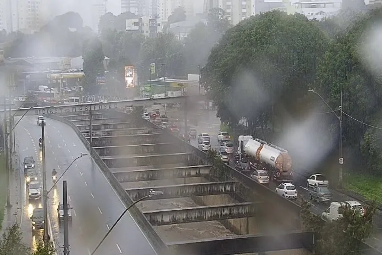 Chuva trava trânsito em Belo Horizonte na manhã desta quarta-feira Chuva trava trânsito em Belo Horizonte na manhã desta quarta-feira
