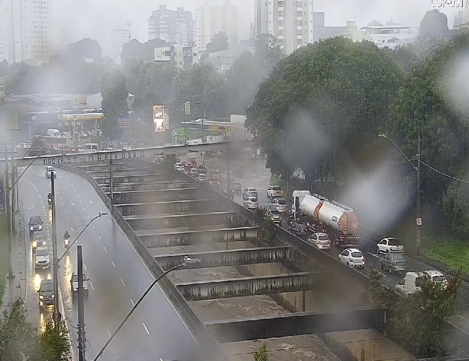 Chuva trava trânsito em Belo Horizonte na manhã desta quarta-feira