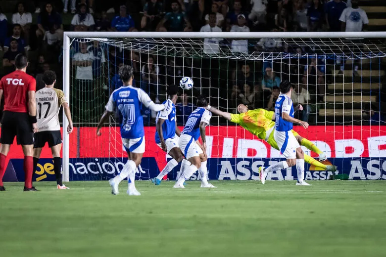 Cássio brilha em vitória do Cruzeiro contra o Vasco Cássio brilha em vitória do Cruzeiro contra o Vasco