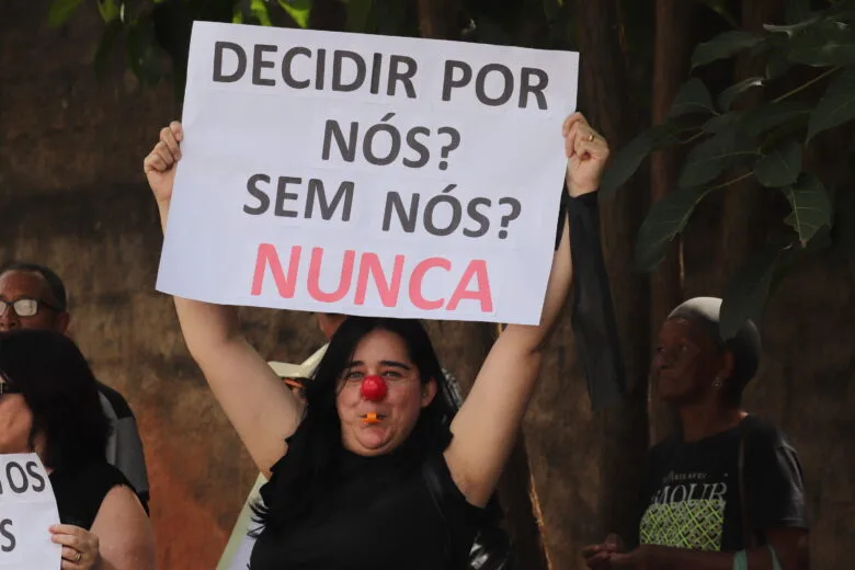 “Não ao acordão”: moradores manifestam por participação no processo de reparação dos atingidos pelo Sistema Pontal, em Itabira “Não ao acordão”: moradores manifestam por participação no processo de reparação dos atingidos pelo Sistema Pontal, em Itabira