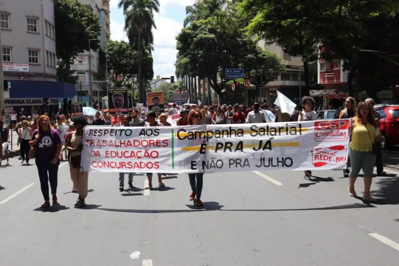 Servidores da educação municipal de BH querem recomposição salarial imediata Servidores da educação municipal de BH querem recomposição salarial imediata