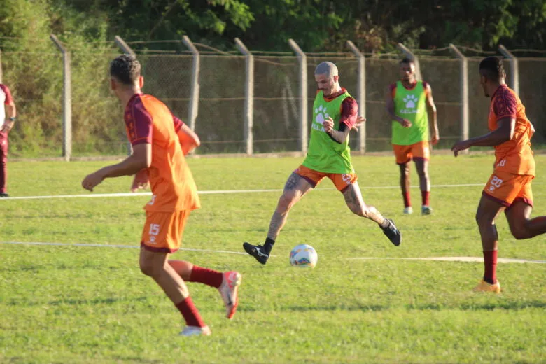 Com Israel Pinheiro passando por adequações, Valério realiza treinos no Campo do Vila