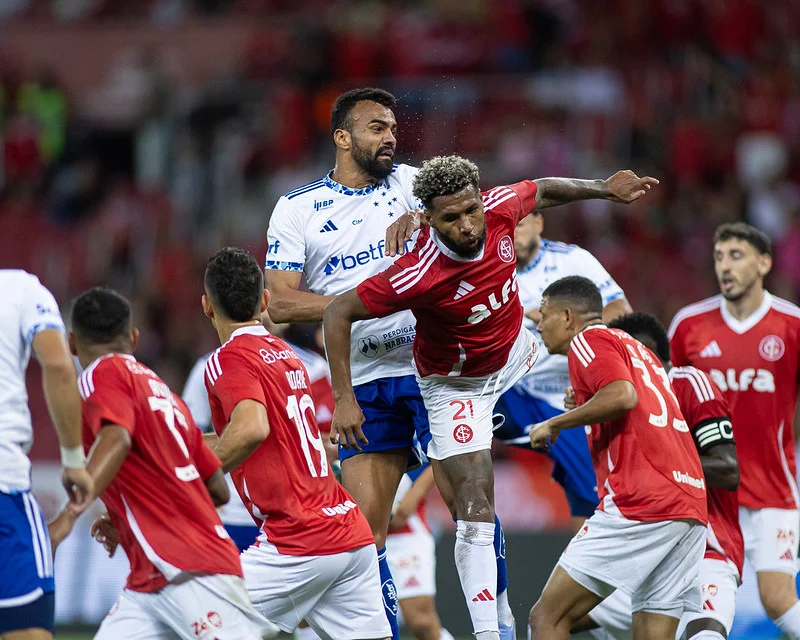 Com expulsão precoce, Cruzeiro perde de 3 a 0 no Beira-Rio