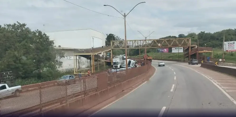 Engavetamentos interditam BR-381 nos dois sentidos na Região Metropolitana de BH na véspera do feriado