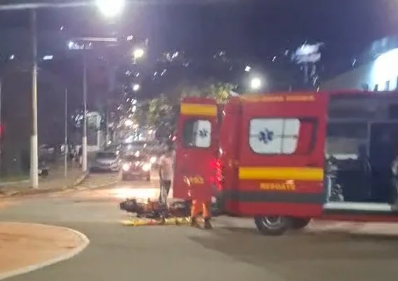 Duas pessoas ficam feridas em colisão entre moto e carro no Centro de Itabira