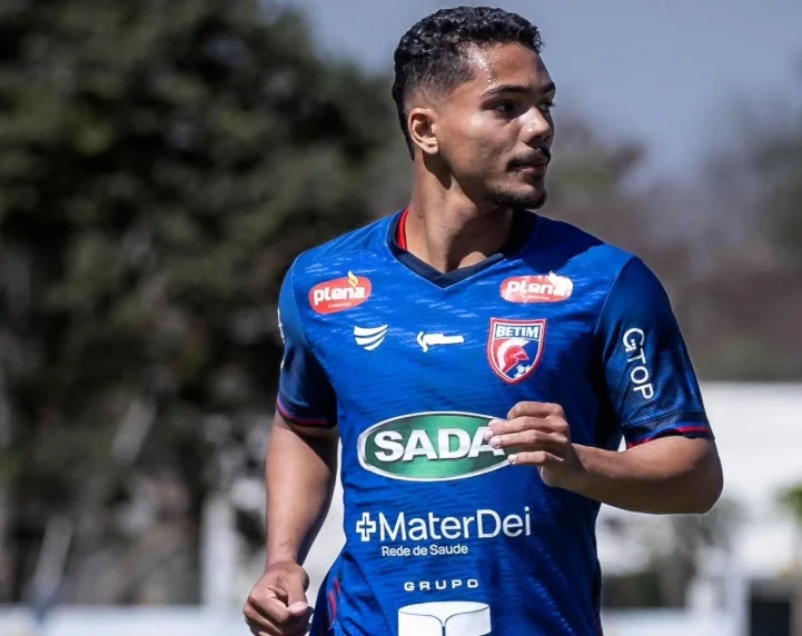 Valério anuncia Victor Hugo como reforço para a lateral direita