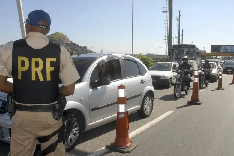 PRF reforça fiscalização nas estradas durante feriado da Semana Santa PRF reforça fiscalização nas estradas durante feriado da Semana Santa