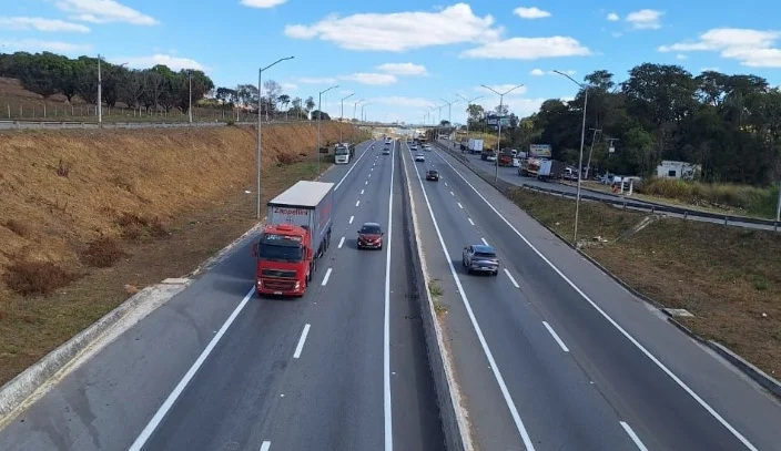 Veículos de grande porte terão tráfego restrito nas rodovias de Minas Gerais na Semana Santa e Dia de Tiradentes Veículos de grande porte terão tráfego restrito nas rodovias de Minas Gerais na Semana Santa e Dia de Tiradentes