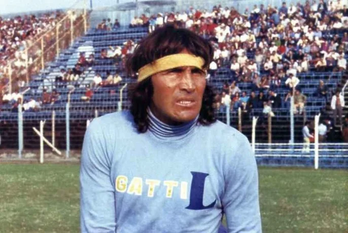 Morre o irreverente goleiro Hugo Gatti, ídolo dos argentinos, aos 80 anos
