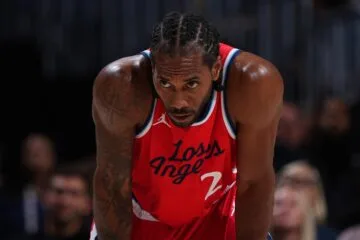 Clippers e Pistons vencem fora de casa e empatam séries nos playoffs da NBA