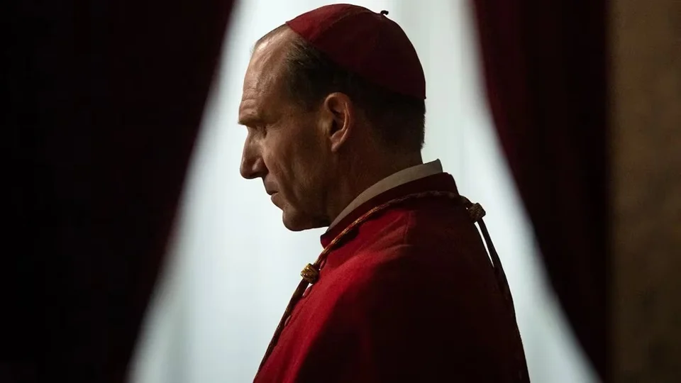 "Conclave" lidera audiência no Prime Video Brasil após morte do papa Francisco