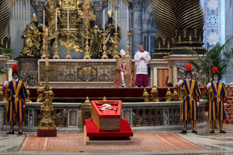 Corpo do papa Francisco chega à Basílica de São Pedro para velório público