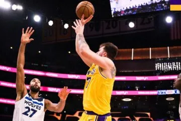 Doncic brilha e comanda Lakers em vitória sobre os Timberwolves nos playoffs da NBA