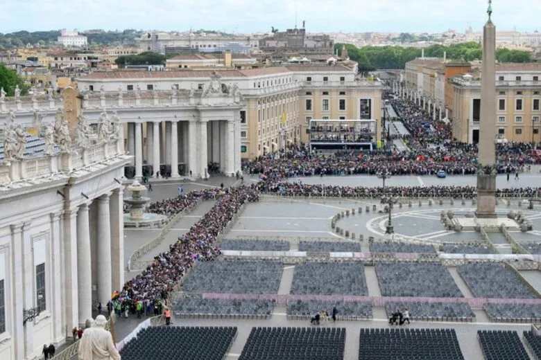 Velório do papa Francisco reúne mais de 90 mil; delegações de 130 países estarão em funeral