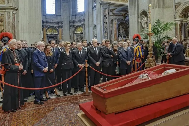 Lula e comitiva chegam a Roma para o funeral de papa Francisco; veja quem viajou
