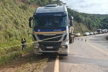 Motociclista morre após ser atropelado por carreta na estrada do Forninho, que liga Itabira a João Monlevade
