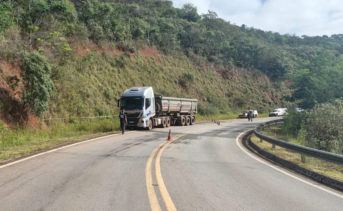 Motociclista morre após ser atropelado por carreta na estrada do Forninho, estrada que Itabira a João Monlevade