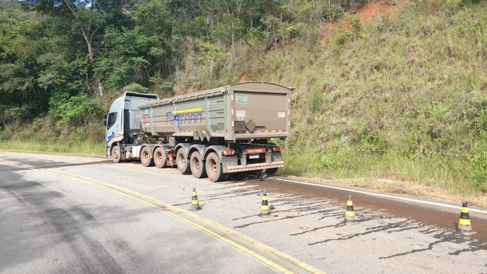 Motociclista morre após ser atropelado por carreta na estrada do Forninho, estrada que Itabira a João Monlevade