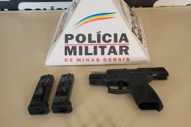 Adolescente é flagrado com pistola dentro de escola em Nova Era; arma pertencia ao pai Adolescente é flagrado com pistola dentro de escola em Nova Era; arma pertencia ao pai