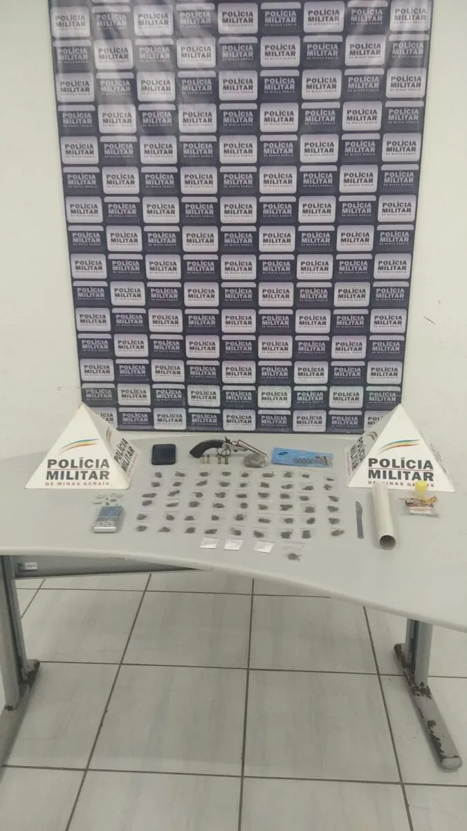 Jovem de 19 anos é preso com drogas, arma e munições em Itabira