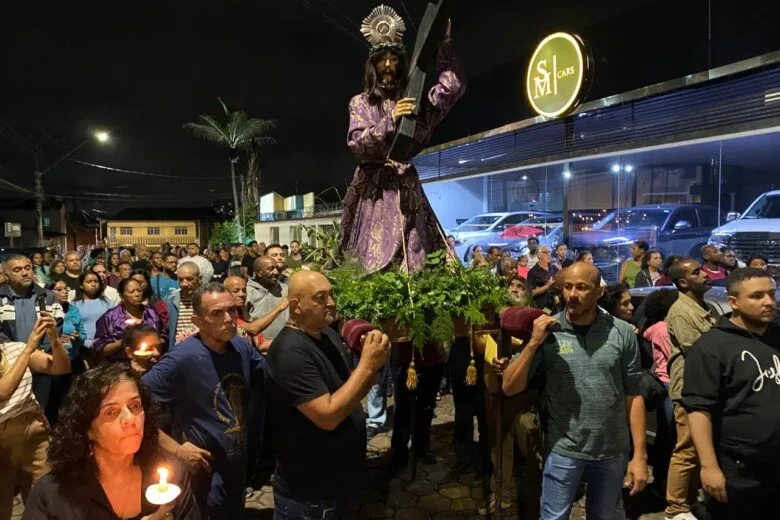 Católicos participam da procissão do Senhor dos Passos em Itabira