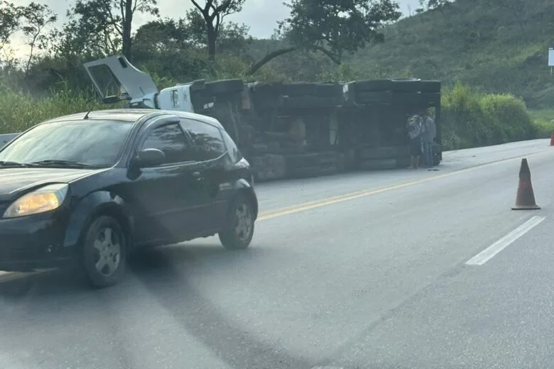 Carreta tomba na BR-381 e causa engarrafamento nos dois sentidos da via Carreta tomba na BR-381 e causa engarrafamento nos dois sentidos da via