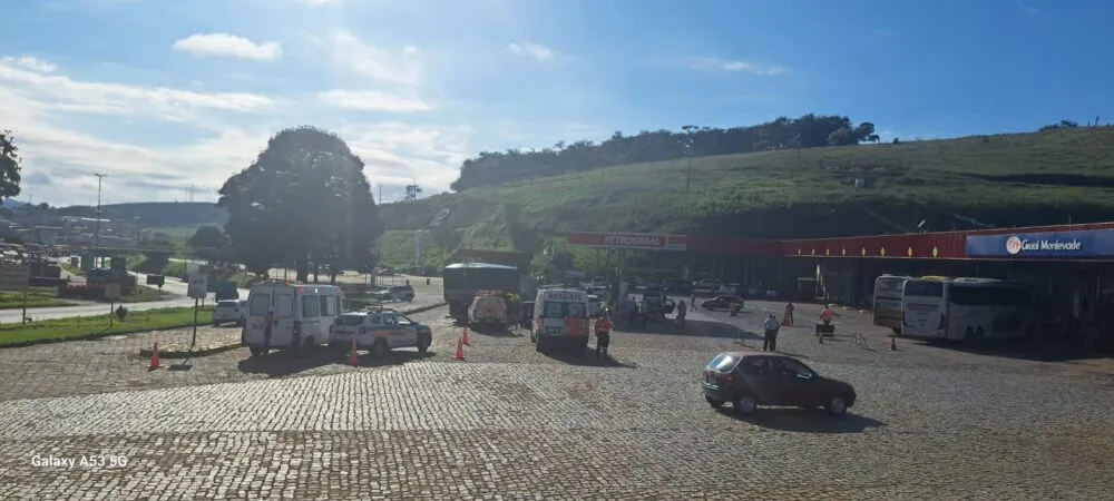 Acidente em posto de combustível deixa sete feridos na BR-381, em João Monlevade