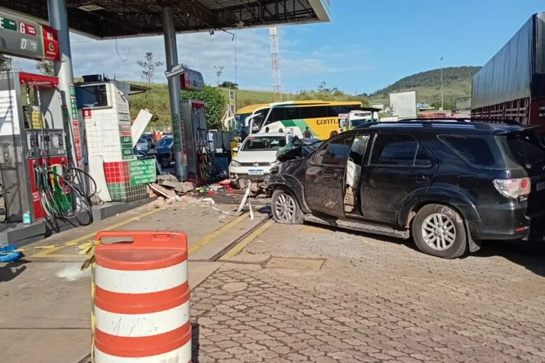 Acidente em posto de combustível deixa sete feridos na BR-381, em João Monlevade Acidente em posto de combustível deixa sete feridos na BR-381, em João Monlevade