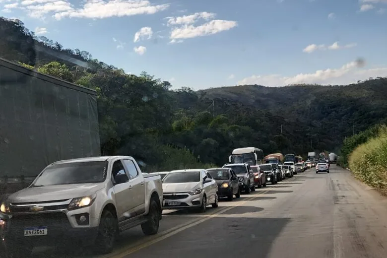 BR-381: trânsito segue complicado entre Caeté e Belo Horizonte BR-381: trânsito segue complicado entre Caeté e Belo Horizonte