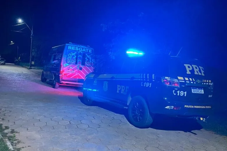 Carro cai de viaduto na BR-381 em Nova Era e deixa mulher ferida