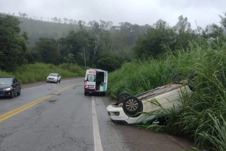 Susto na BR-381: motorista perde controle e carro capota com três crianças a bordo Susto na BR-381: motorista perde controle e carro capota com três crianças a bordo