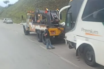 Ônibus da Gontijo bate em mureta em túnel na BR-381