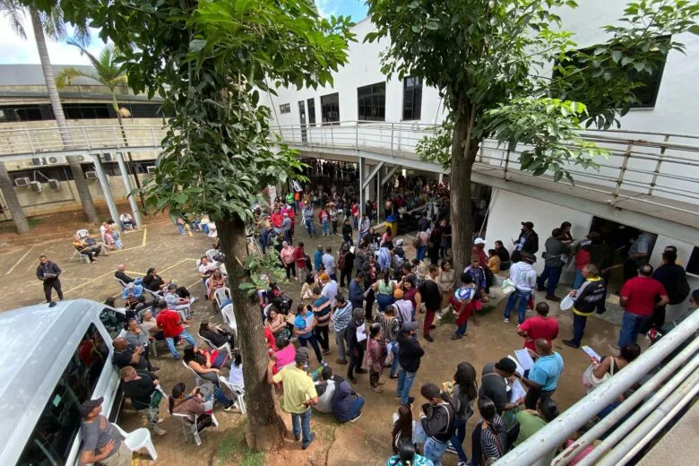 Alta demanda: 500 itabiranos emitem novos RG’s durante primeiro dia de mutirão, enquanto outras centenas não conseguem senhas Alta demanda: 500 itabiranos emitem novos RG’s durante primeiro dia de mutirão, enquanto outras centenas não conseguem senhas
