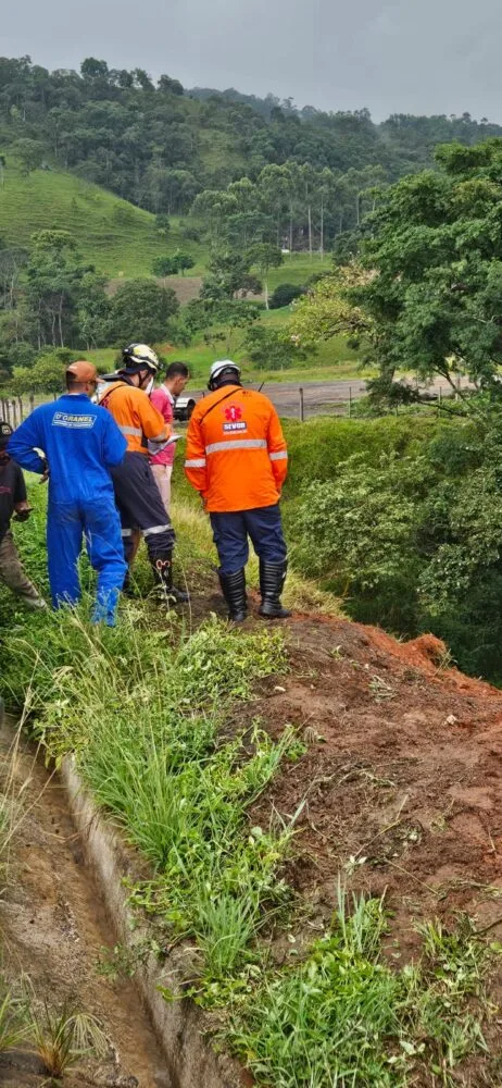 Carreta tomba na BR-381, em João Monlevade