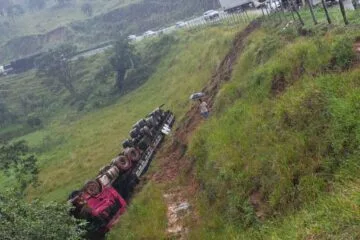 Carreta tomba na BR-381, em João Monlevade