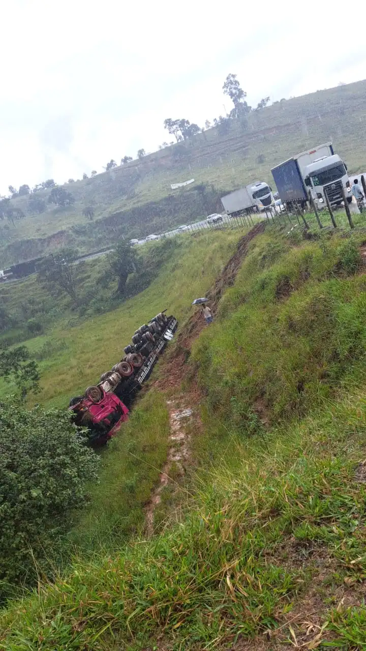 Carreta tomba na BR-381, em João Monlevade