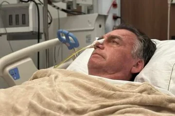 Bolsonaro toma água e come gelatina após 17 dias sem comer na UTI por cirurgia no intestino