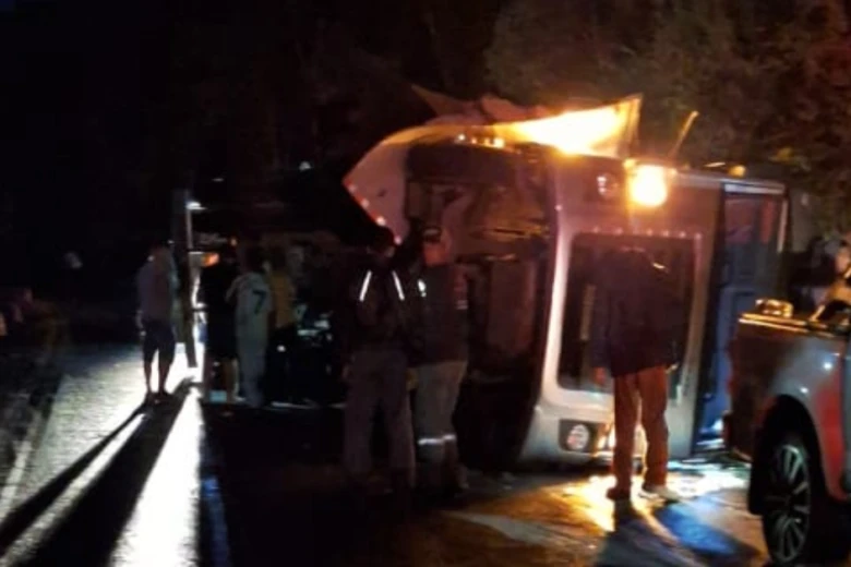 Acidente com carreta na BR-381 deixa mulher em estado grave em João Monlevade Acidente com carreta na BR-381 deixa mulher em estado grave em João Monlevade