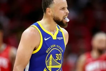 Curry supera marcação dupla e comanda vitória dos Warriors sobre os Rockets nos playoffs da NBA