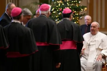 Papa simplificou o próprio funeral e será enterrado em caixão simples de madeira