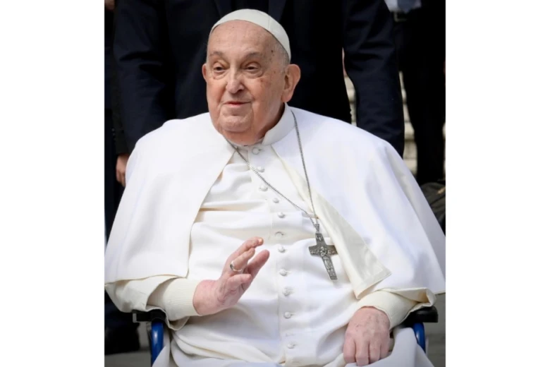 Papa Francisco faz aparição no Domingo de Ramos e emociona fiéis na Praça de São Pedro