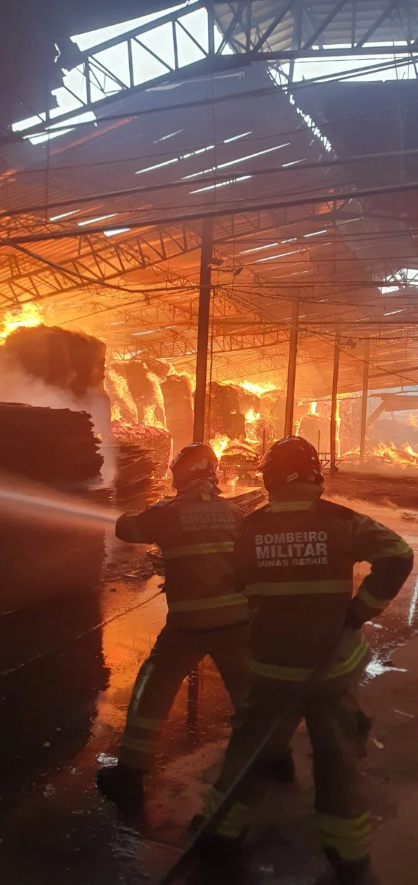 Incêndio de grandes proporções atinge fábrica de compensados em Ipatinga