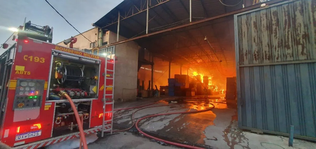 Incêndio de grandes proporções atinge fábrica de compensados em Ipatinga