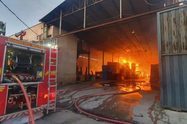 Incêndio de grandes proporções atinge fábrica de compensados em Ipatinga Incêndio de grandes proporções atinge fábrica de compensados em Ipatinga