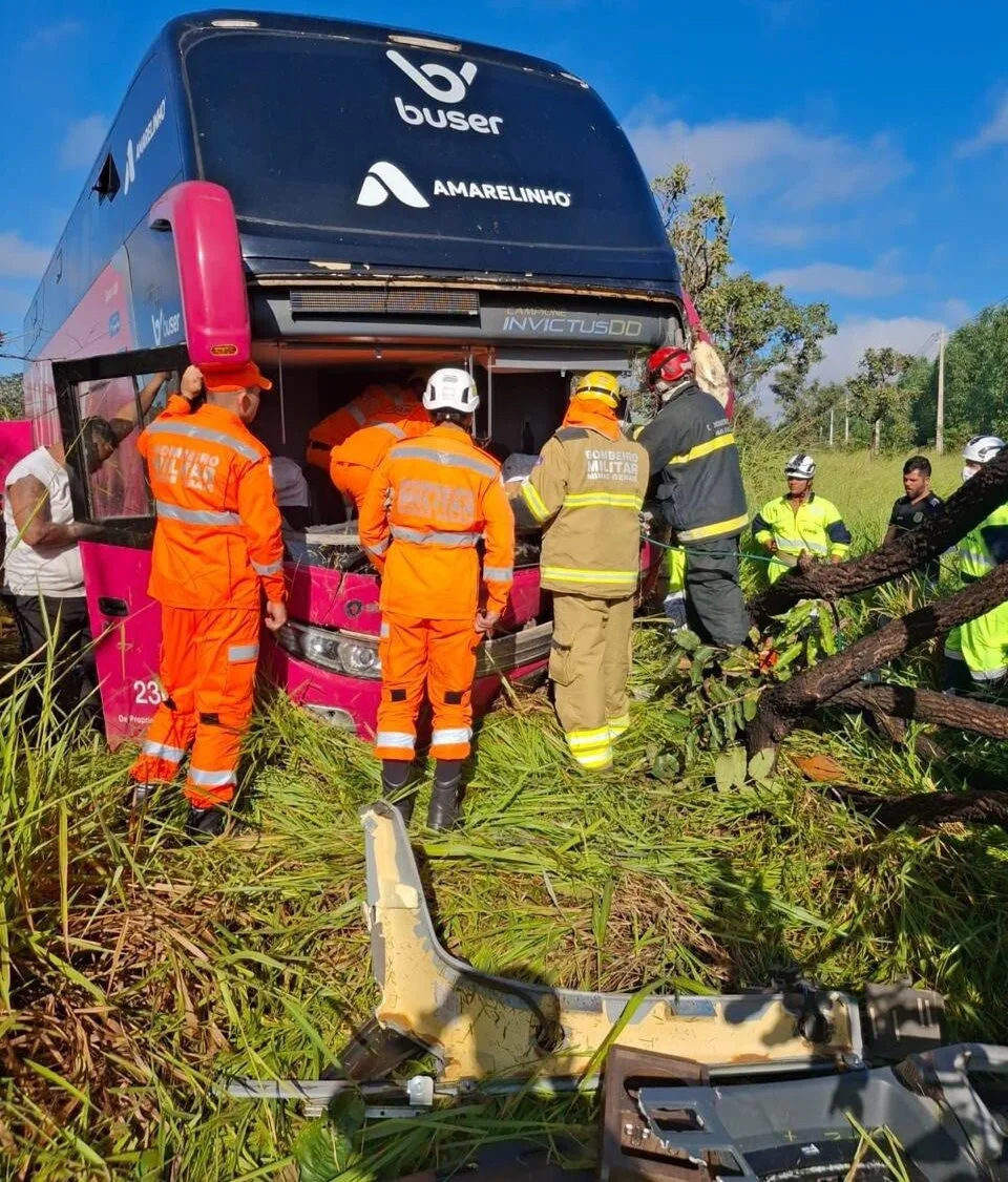 Tragédia na BR-040: colisão entre ônibus e carro deixa três mortos e um bebê ferido em Curvelo