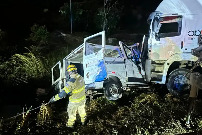 Acidente entre van e carreta deixa 9 mortos e 10 feridos na BR-251, em Minas Acidente entre van e carreta deixa 9 mortos e 10 feridos na BR-251, em Minas