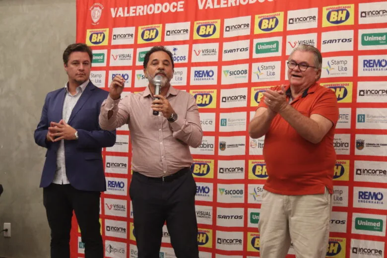 Prefeito Marco Antônio Lage anuncia iluminação do Estádio Israel Pinheiro, que pode estrear no jogo do dia 28 de maio