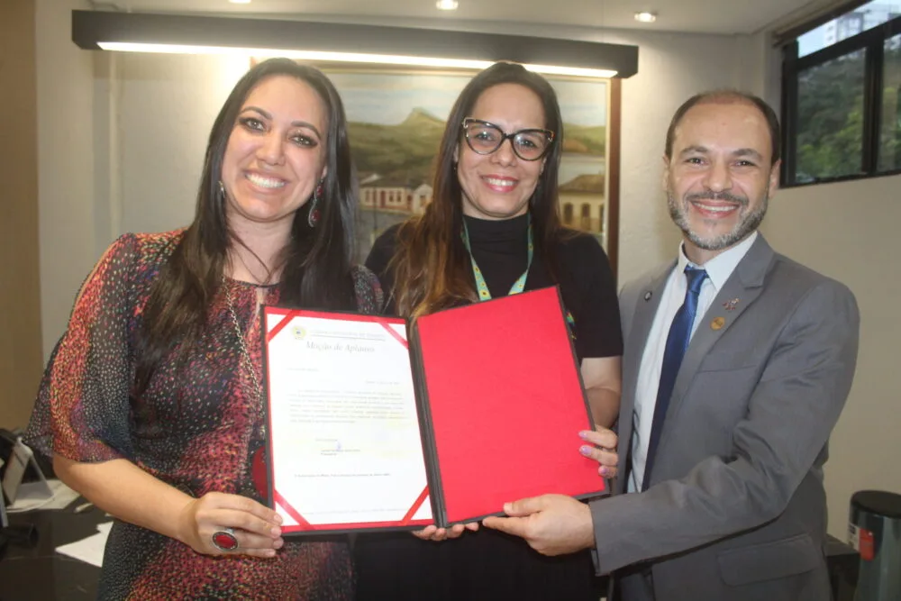 Câmara de Itabira entrega moção de aplausos à AMA em reconhecimento ao trabalho com autistas