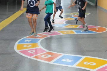 Justiça condena clube a indenizar criança com síndrome de Down que foi agredida durante colônia de férias
